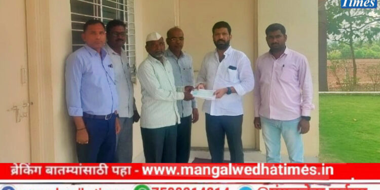 दानशूर दादा! भैरवनाथ शुगरच्या मृत कामगाराच्या कुटुंबाला व्हा.चेअरमन अनिल सावंत यांनी दिली आर्थिक मदत; सर्व स्तरातून कौतुक