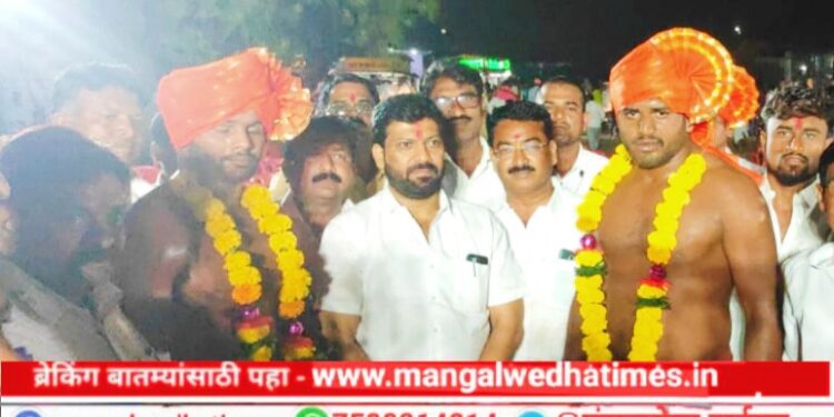 शाब्बास रे पठ्ठ्या…! अर्जुन पुरस्कार विजेत्यांने पटकावला अनिल (दादा) सावंत कुस्तीचा किताब; सलगरच्या कुस्ती मैदानात हजारो क्रीडाप्रेमींची उपस्थिती