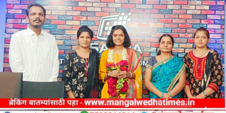 शंभर टक्के गुण मिळवणाऱ्या वृषाली कोरेने दिला मोबाइल, टीव्हीपासून दूर राहण्याचा सल्ला; सारा कॉम्प्युटर इन्स्टिट्यूटच्या वतीने वृषालीचा सन्मान