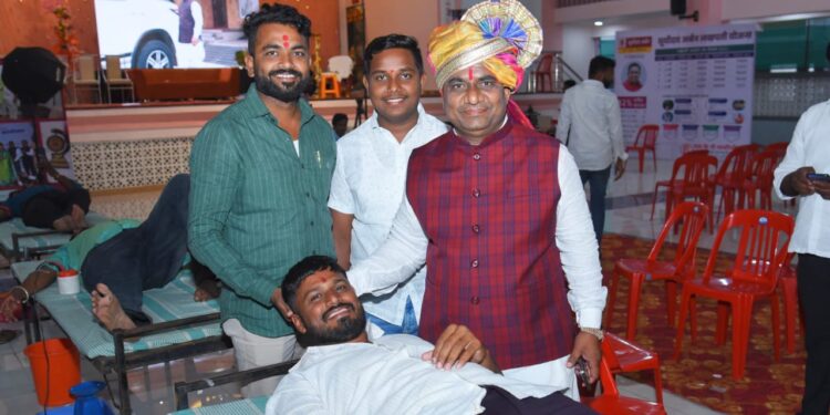 दिलदार व्यक्तिमत्त्व! भर पावसात देखील शेकडो युवकांनी केले उत्स्फूर्तपणे रक्तदान; उद्योजक अनिलभाऊ इंगवले यांचा वाढदिवस विविध उपक्रमांनी साजरा