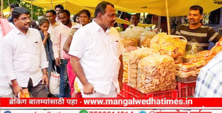 आठवडा बाजारात प्रचंड गैरसोय, व्यापाऱ्यांना, शेतकऱ्यांना व ग्राहकांना नाहक त्रास; आ.अवताडे यांची अचानक भेट; जाणून घेतल्या समस्या: त्यांच्यावर कारवाई करा प्रशासनाला दिल्या सूचना
