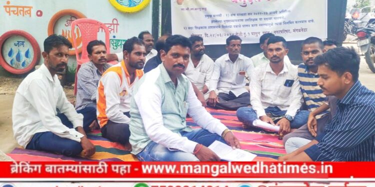 नगरपालिकेच्या शाळातील गोंधळ प्रहार संघटनेने आणला चव्हाट्यावर; अखेर ‘त्या’ शिक्षकाच्या विरोधात न.पा मंगळवेढा पुढे उपोषण सुरू