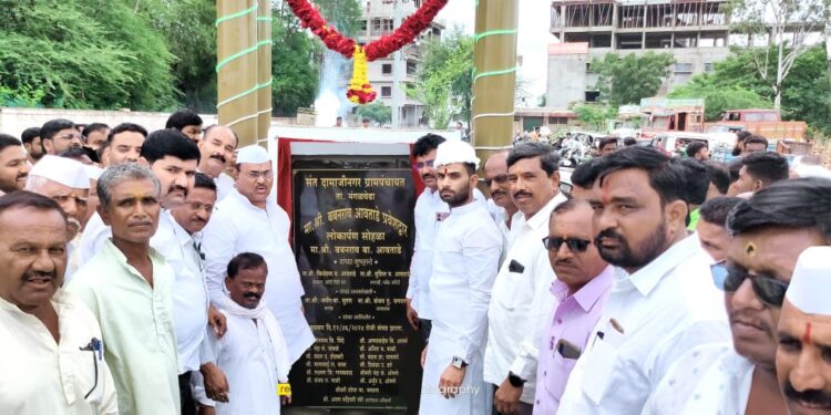 बबनराव आवताडे प्रवेशव्दाराचे थाटात उद्घाटन;  अनेक दिग्गज नेत्यांची उपस्थिती; संत दामाजीनगर ग्रामपंचायतीच्या वैभवात पडली भर