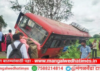 निष्काळजीपणा! महाविद्यालयाची १३० हून अधिक विद्यार्थी घेऊन निघालेल्या एसटी बसचा अपघात; मंगळवेढा तालुक्यातील दोन मुलींना गंभीर दुखापत; अनेक विद्यार्थी जखमी