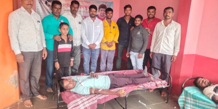 सामाजिक कार्यकर्ते राजेंद्र फुगारे यांच्या वाढदिवसानिमित्त 39 रक्तदात्यांनी केले रक्तदान; विविध सामाजिक उपक्रमाने वाढदिवस साजरा