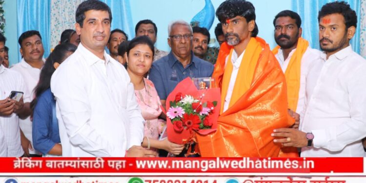 ज्वारी प्रक्रिया उद्योग राज्यात नावारूपाला येणार,  मनोज जरांगे यांची माहेश्वरी आर्ट गॅलरीला भेट; डॉ.प्रियदर्शनी कदम-महाडिक यांनी केले स्वागत