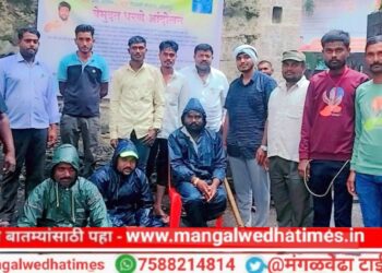 भर पाऊसात देखील प्रहारचे आंदोलन सुरुच, मुख्याधिकारी यांची डोळे झाक; प्रांत अधिकाऱ्यांची आंदोलनाकडे पाठ; प्रशासनावर केले गंभीर आरोप