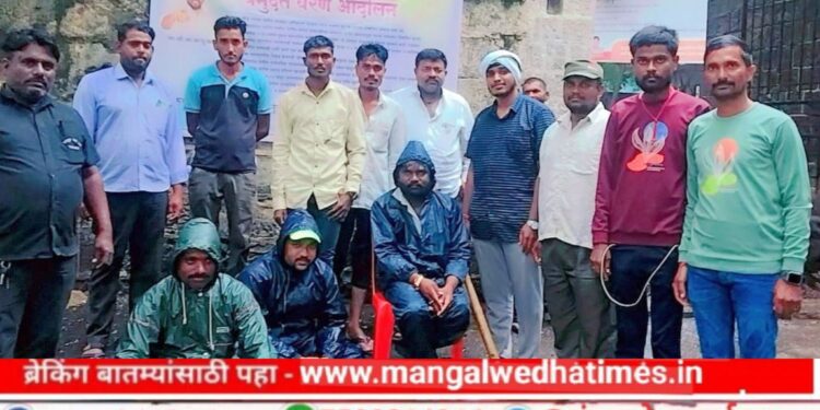 भर पाऊसात देखील प्रहारचे आंदोलन सुरुच, मुख्याधिकारी यांची डोळे झाक; प्रांत अधिकाऱ्यांची आंदोलनाकडे पाठ; प्रशासनावर केले गंभीर आरोप