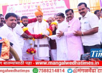 ‘दामाजी’ला कोणाच्या सहकार्यामुळे ९४ कोटी कर्ज मंजुर झाले? प्रशांत परिचारक यांनी थेट जाहीर केलं नाव; राजकारण न आणता मदतीचा हात देऊन संस्था ठिकवावी; परीचारकांनी टोचले विरोधकांचे कान