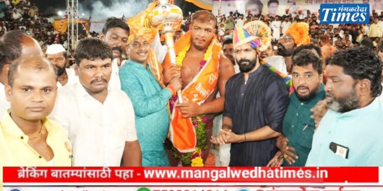 शाब्बास रे पठ्ठ्या…! महाराष्ट्र केसरी विजेत्यांने पटकावला मनसे केसरी कुस्तीचा किताब; दिलीप धोत्रे आयोजित इंग्लिश स्कूलच्या कुस्ती मैदानात हजारो क्रीडाप्रेमींची उपस्थिती