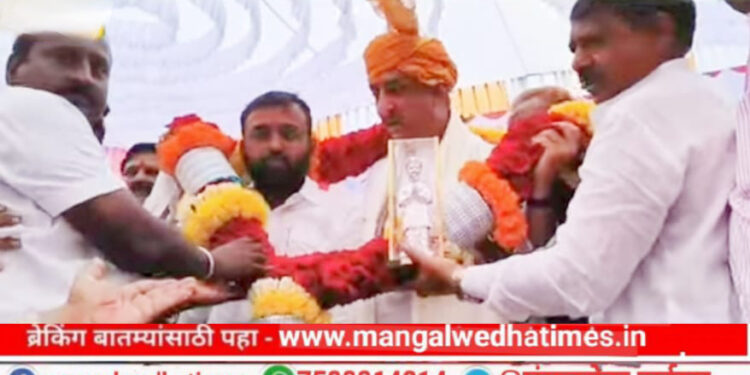 राजकीय खळबळ! परिचारक आणि भालके एकाच स्टेजवर, एकाच हारात दोघांचा सत्कार; भगीरथ भालके यांच्या उपस्थितीत प्रशांत परिचारकांचा भावी आमदार म्हणून उल्लेख