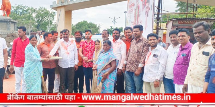 मोठी बातमी! छत्रपती शिवाजी महाराजांचा अश्वारूढ पुतळा बसविण्यास जिल्हाधिकाऱ्यांची अंतिम मंजुरी; मंगळवेढ्यात पेढे वाटून आनंद केला साजरा