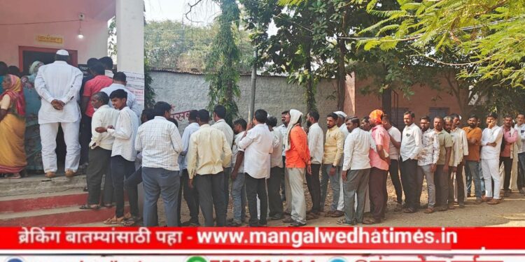 पंढरपूर-मंगळवेढा मतदान केंद्राबाहेर रात्री ८ वाजेपर्यंत मतदारांच्या लांबच लांब रांगा; कार्यकर्त्यांकडून नेत्यांना गावातील रिपोर्ट