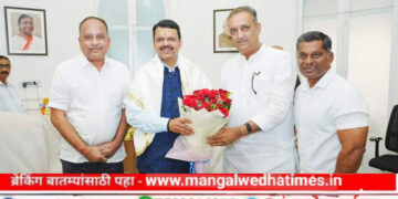 माजी आमदार प्रशांत परिचारक यांच्या हस्ते देवेंद्र फडणवीसांचा सत्कार; मालकांनी ठरल्याप्रमाणे केलं… आता संधी मिळणार का? परिचारक समर्थकांचा सवाल