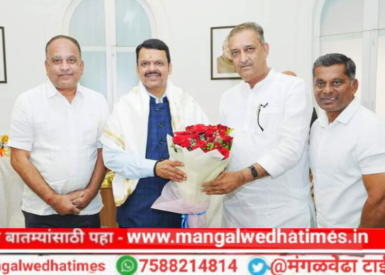 माजी आमदार प्रशांत परिचारक यांच्या हस्ते देवेंद्र फडणवीसांचा सत्कार; मालकांनी ठरल्याप्रमाणे केलं… आता संधी मिळणार का? परिचारक समर्थकांचा सवाल