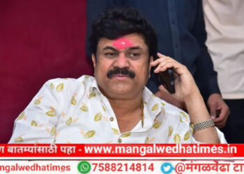 वाल्मीक कराड विरोधात १४० शेतकऱ्यांच्या फसवणुकीची तक्रार; ऊस तोडणी यंत्रांना अनुदान मिळवून देण्यासाठी ११ कोटी २० लाख रुपये घेतल्याचा पंढरपूरच्या शेतकऱ्यांचा आरोप