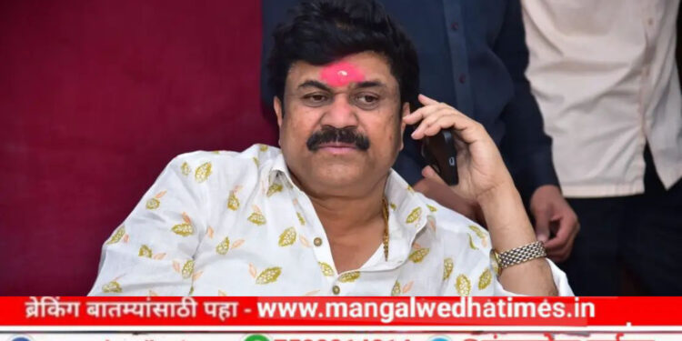 वाल्मीक कराड विरोधात १४० शेतकऱ्यांच्या फसवणुकीची तक्रार; ऊस तोडणी यंत्रांना अनुदान मिळवून देण्यासाठी ११ कोटी २० लाख रुपये घेतल्याचा पंढरपूरच्या शेतकऱ्यांचा आरोप