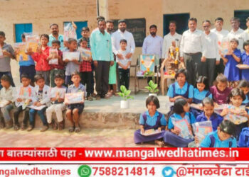 कौतुकास्पद! डॉ.बाबासाहेब आंबेडकर यांच्या जयंती निम्मित नागराज व्हनवटे यांनी सलगर खुर्द येथील विद्यार्थ्यांना केले शैक्षणिक साहित्य वाटप