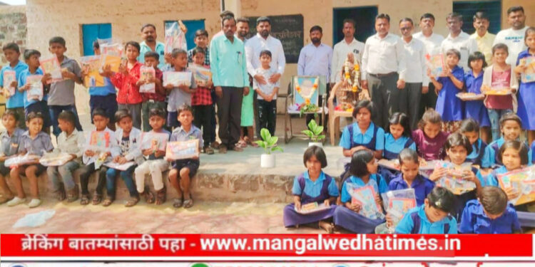 कौतुकास्पद! डॉ.बाबासाहेब आंबेडकर यांच्या जयंती निम्मित नागराज व्हनवटे यांनी सलगर खुर्द येथील विद्यार्थ्यांना केले शैक्षणिक साहित्य वाटप