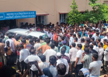 नातेवाईक आक्रमक! मंगळवेढ्यात विजेच्या धक्क्याने कंत्राटी कर्मचाऱ्यांचा मृत्यू; महावितरणच्या प्रवेशदारावर मृतदेहासह आंदोलन