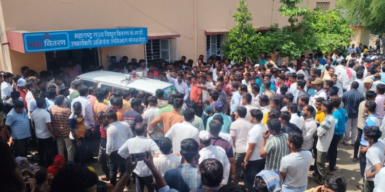 नातेवाईक आक्रमक! मंगळवेढ्यात विजेच्या धक्क्याने कंत्राटी कर्मचाऱ्यांचा मृत्यू; महावितरणच्या प्रवेशदारावर मृतदेहासह आंदोलन