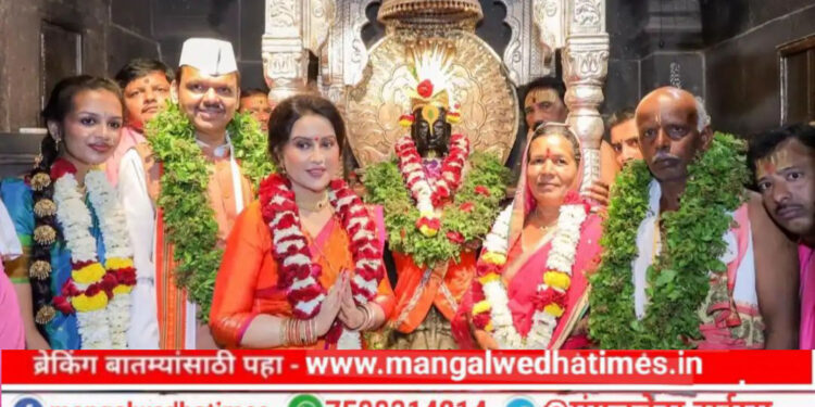 अवघे गरजे पंढरपूर..! मुख्यमंत्र्यांच्या हस्ते शासकीय महापूजा; विठ्ठलाच्या चरणी देवेंद्र फडणवीसांनी घातलं ‘हे’ महत्वपूर्ण साकडं