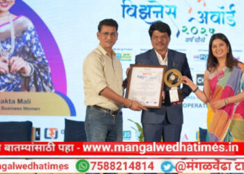 कौतुकास्पद! सिनेअभिनेत्री प्राजक्ता माळी यांच्या हस्ते  विठ्ठल मल्टीस्टेटचे चेअरमन दीपक बंदरे यांना महाराष्ट्र बिझनेस अवॉर्ड प्रदान; बँकेच्या कार्याचा झाला गौरव