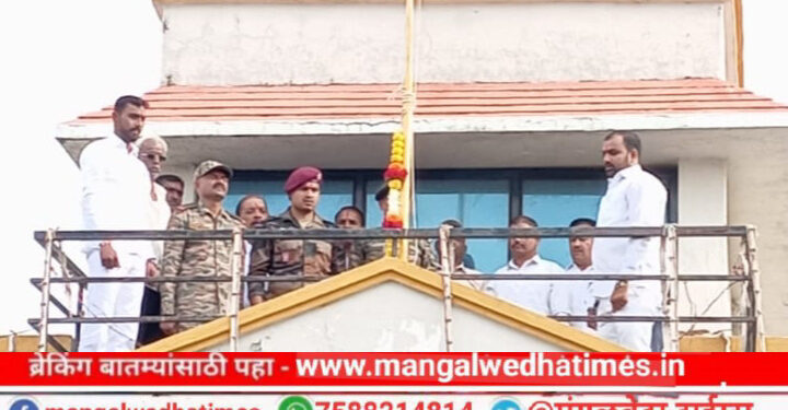 सुवर्ण महोत्सव! स्वातंत्र्य दिन सोहळ्याबरोबरच आंधळगावच्या इतिहासातील एक अभिमानास्पद क्षणही साजरा झाला; सरपंच लव्हाजी लेंडवे यांची संकल्पना