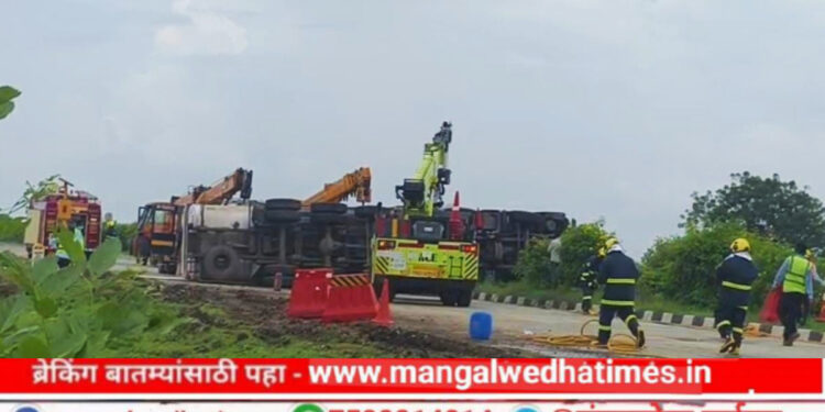 मोठी बातमी! स्फोटक रसायनाचा टँकर मंगळवेढा-सोलापूर महामार्गावर झाला पलटी; सोलापूरकडे जाणारी वाहतूक पर्यायी मार्गाने वळविली; आता वाहतूक सुरळीत सुरू