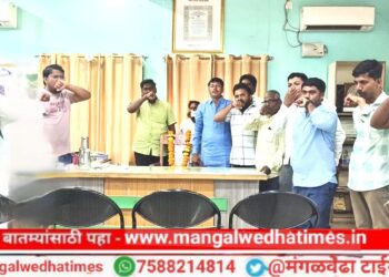 वाली कोणी आहे का! मंगळवेढ्यात ठीक ठिकाणी गटारीचे पाणी साठून तळ्याचे स्वरूप; घरांमध्ये किचन पर्यंत गटारीचे पाणी; आरोग्य धोक्यात; नगरपालिकेच्या निषेधार्थ बोंब मारो आंदोलन