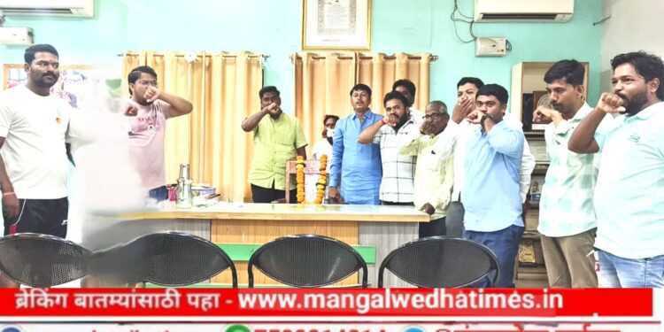 वाली कोणी आहे का! मंगळवेढ्यात ठीक ठिकाणी गटारीचे पाणी साठून तळ्याचे स्वरूप; घरांमध्ये किचन पर्यंत गटारीचे पाणी; आरोग्य धोक्यात; नगरपालिकेच्या निषेधार्थ बोंब मारो आंदोलन