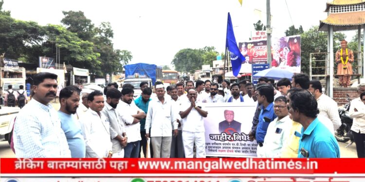 मंगळवेढ्यात बहुजनांचा संताप उसळला, भरचौकात माजी मंत्री लक्ष्मण ढोबळे यांचा केला निषेध; शासनाने ढोबळे यांच्यावर कठोर कारवाई करावी, अन्यथा तीव्र आंदोलन छेडणार दिला इशारा