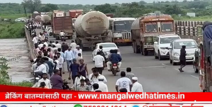 सीना नदीच्या पुराने ३ महामार्ग ठप्प, रेल्वेच्या गाड्यांनाही ब्रेक; वाहनांच्या लांबच लांब रांगा; प्रतीक्षेनंतर सोलापूर-मंगळवेढा मार्ग सुरु