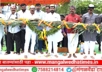 चेअरमन अनिल सावंत व मान्यवरांच्या हस्ते गव्हाणीत ऊसाची मोळी टाकून भैरवनाथ शुगरचा १२ वा गळीत हंगामाचा झाला शुभारंभ; शेतकऱ्यांचा विश्वासार्हतेवर उद्दिष्ट पूर्ण होणार