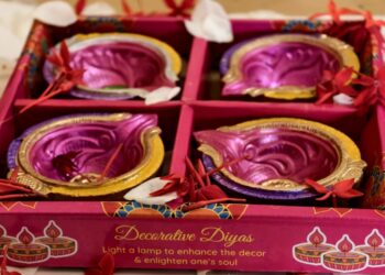 एक हात मदतीचा! मंगळवेढ्यातील अनाथ आणि दिव्यांग मुलांनी बनवल्या 5 हजार पणत्या; मुक्ताई अनाथ मतिमंद संस्थेकडून 9307286287 नागरिकांनी पणत्या खरेदी करण्याचे आवाहन