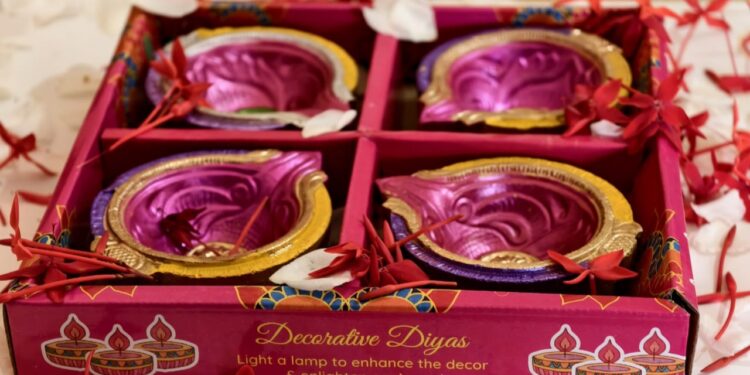 एक हात मदतीचा! मंगळवेढ्यातील अनाथ आणि दिव्यांग मुलांनी बनवल्या 5 हजार पणत्या; मुक्ताई अनाथ मतिमंद संस्थेकडून 9307286287 नागरिकांनी पणत्या खरेदी करण्याचे आवाहन