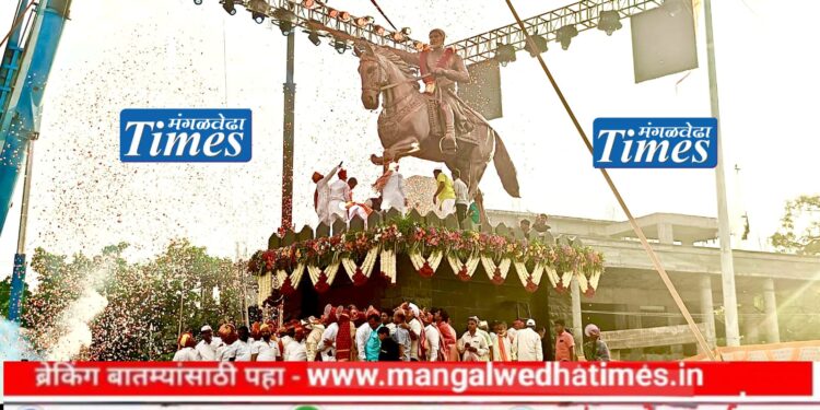 भव्य स्वप्नपूर्ती! लोकवर्गणीतून साकारलेल्या छत्रपती शिवाजी महाराजांच्या अश्वारूढ पुतळ्याचे समस्त मंगळवेढेकरांचे हस्ते थाटात लोकार्पण