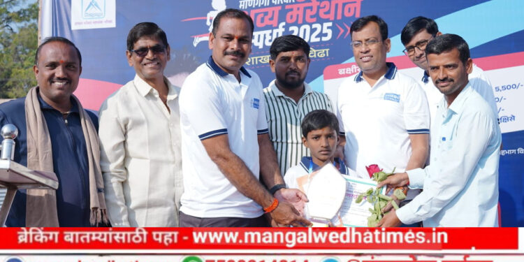 माणगंगा परिवार अर्बन बँकेच्या वर्धापन दिनानिमित्त मंगळवेढ्यात रंगली मॅरेथॉन स्पर्धा; धुमाळ, कोळेकर ठरले विजेते