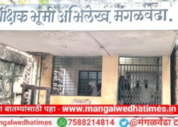 शेतकऱ्यांचा संयम सुटला! भूमी अभिलेखच्या कर्मचाऱ्यांनाच कोंडले; कामे होत नसल्याचा व्यक्त केला संताप; प्रचार बाजूला सोडून हेंबाडे आले मदतीला