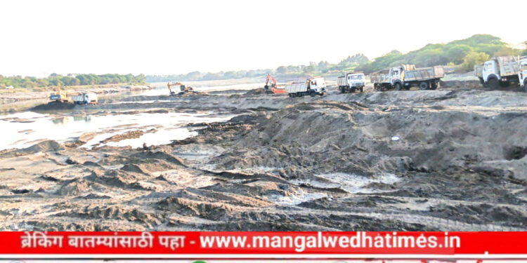 भीमेचा श्वास गुदमरतोय! वाळू उपशाच्या हव्यासामुळे भीमेचं अस्तित्व धोक्यात; पर्यावरणाचा समतोल कोलमडला; वाळू माफियांच्या ‘ड्रेझर’ खाली नदीचं पात्र छिन्नविच्छिन्न; भविष्यात पाणीटंचाईचे संकेत