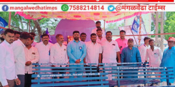 धडपड गावासाठी! सामाजिक कार्यकर्ते नागराज व्हनवटे यांच्याकडून जयंतीनिमित्त गावाला ‘बाकडे’ भेट; पुणे येथे कार्यरत असूनही जपली गावाची नाळ