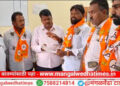 ​मंगळवेढा-बोराळे रस्त्याच्या दुरवस्थेविरोधात घोषणाबाजी; ‘इतक्या’ दिवसांत काम सुरू न झाल्यास उग्र आंदोलनाचा इशारा; दगडांची माळ गळ्यात घालत शिवसेना आक्रमक