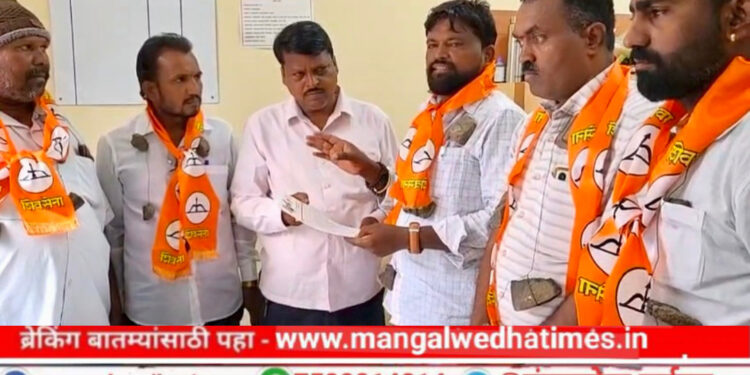 ​मंगळवेढा-बोराळे रस्त्याच्या दुरवस्थेविरोधात घोषणाबाजी; ‘इतक्या’ दिवसांत काम सुरू न झाल्यास उग्र आंदोलनाचा इशारा; दगडांची माळ गळ्यात घालत शिवसेना आक्रमक