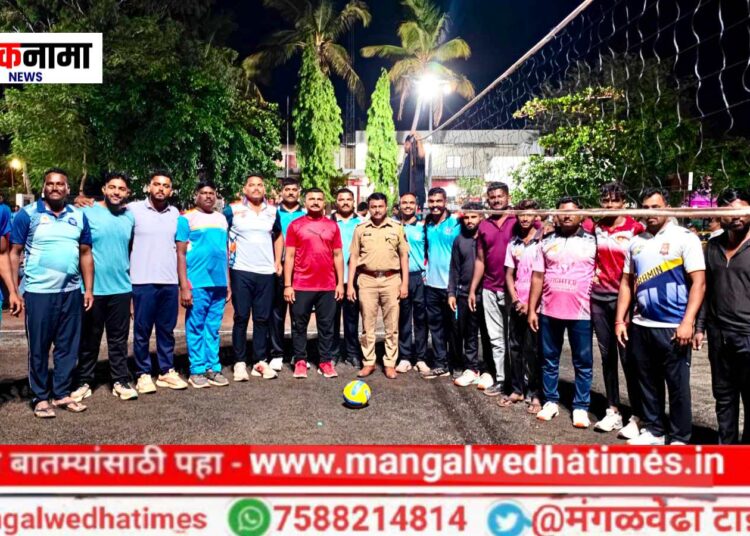 ​पोलीस ठाण्याच्या मैदानात रंगला थरार; मंगळवेढा व्हॉलीबॉल स्पर्धेत ‘हे’ संघ ठरले मानकरी; पोलीस-जनता सलोख्यासाठी रंगले सामने