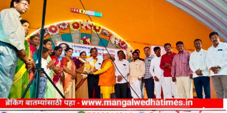 धर्मगावच्या शिरपेचात मानाचा तुरा! बहुजन साहित्य संघाच्या राज्य संमेलनात कै. बाबुराव जाधव विद्यालयाला आदर्श शाळा पुरस्कार